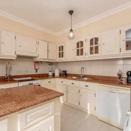 Ls House-a Passos Do Mar Вилла